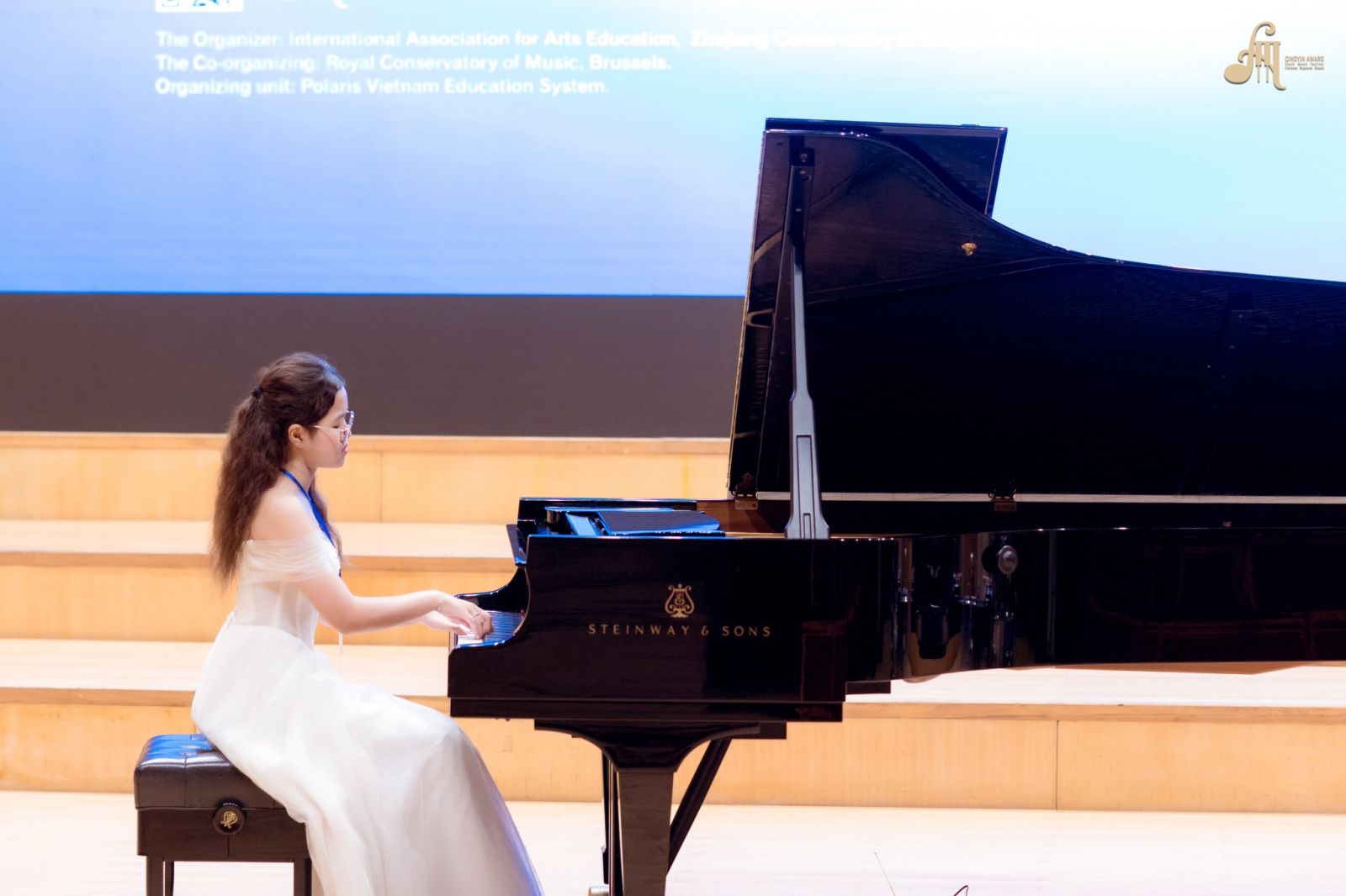 Lớp Thanh nhạc 7 - 8 học viên